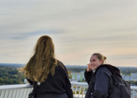 Symbolbild von einem Buddy-Paar mit Blick über Berlin