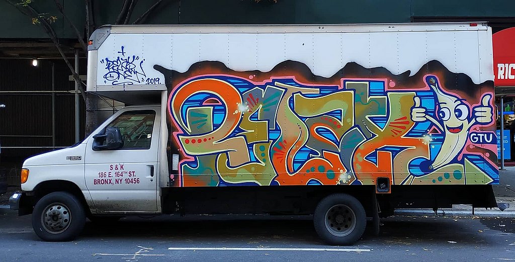 Ein mit Graffiti besprühter Lastwagen