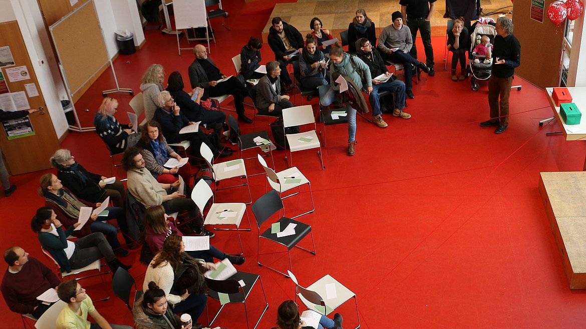 Blick von oben ins Audimax: Veranstaltung mit Lehrenden und Mitarbeiterinnen
