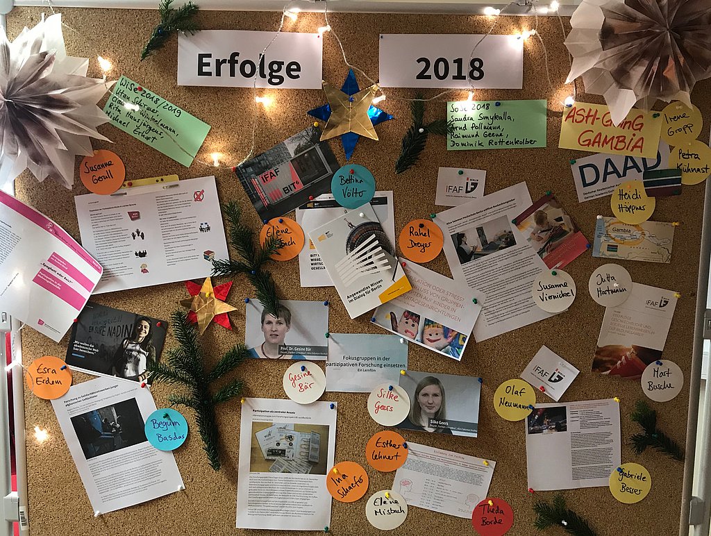 Auf dem Bild ist eine Pinnwand mit Fotos zu erfolgreichen Projekten an der Hochschule zu sehen.