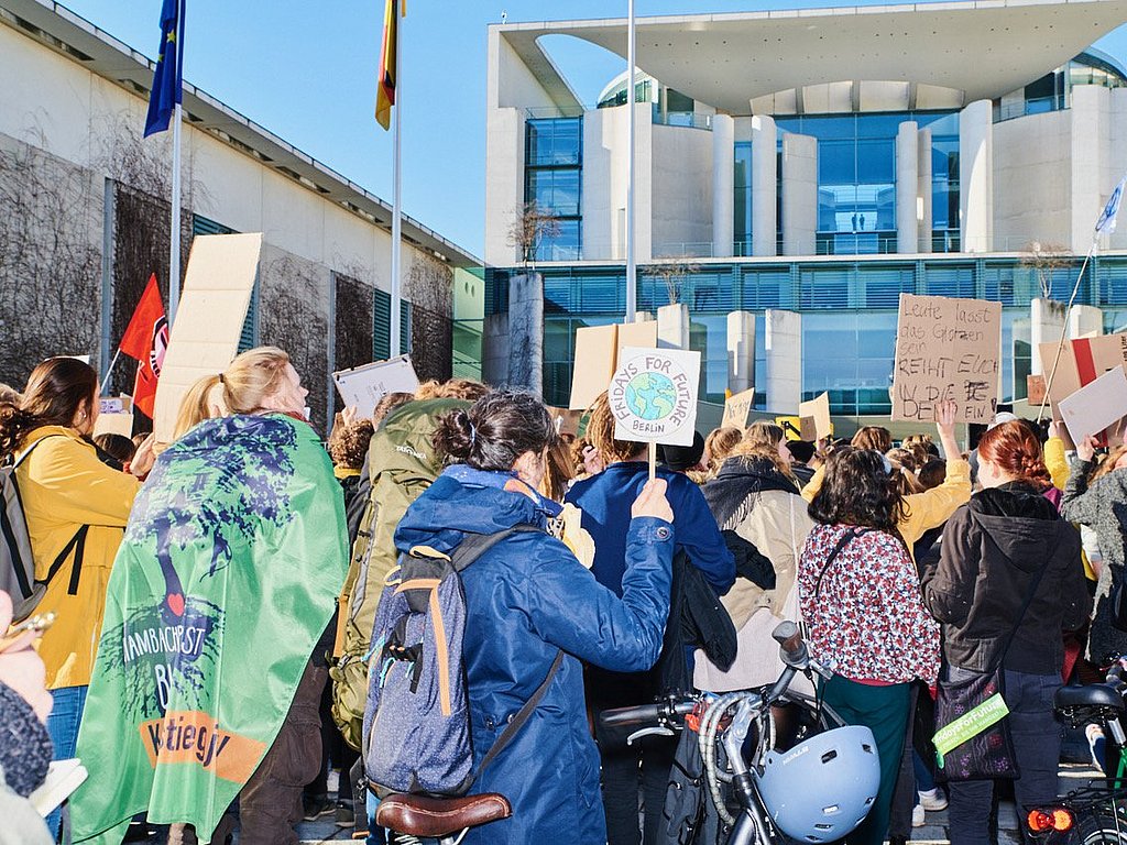 Schüler_innen auf einer Fridays for Future Demonstration