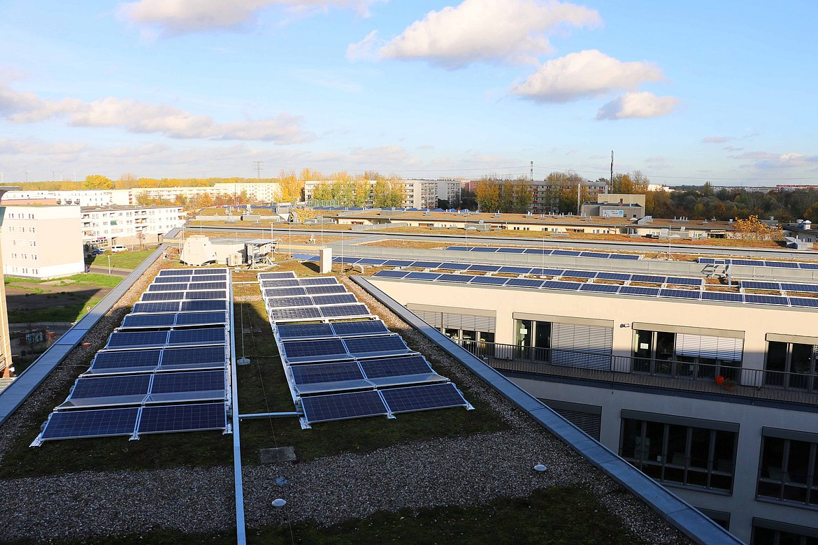 Blick auf das Dach der ASH Berlin, im Vordergrund Photovoltaik-Anlage, Solaranlage, Solar Panels