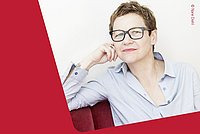 Maxi Obexer auf einem Sofa