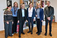 Gruppenbild mit Vertretern der ASH Berlin und Walter Rosenthal im Büro der ASH-Präsidentin