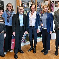Gruppenbild mit Vertretern der ASH Berlin und Walter Rosenthal im Büro der ASH-Präsidentin