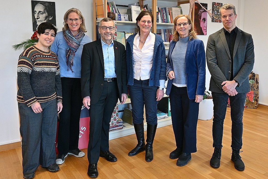 Gruppenbild mit Vertretern der ASH Berlin und Walter Rosenthal im Büro der ASH-Präsidentin