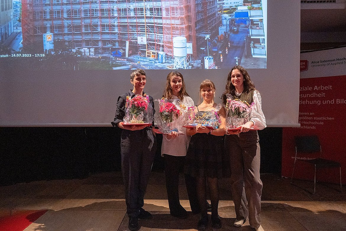 Gruppenfoto von den vier ausgezeichneten Personen auf der Bühne des Audimax der ASH Berlin