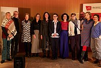 Preisträgerin, Hochschulleitung, Jury, Laudatorin und Künstlerinnen, sowie Staatssekretärin Naghipour 