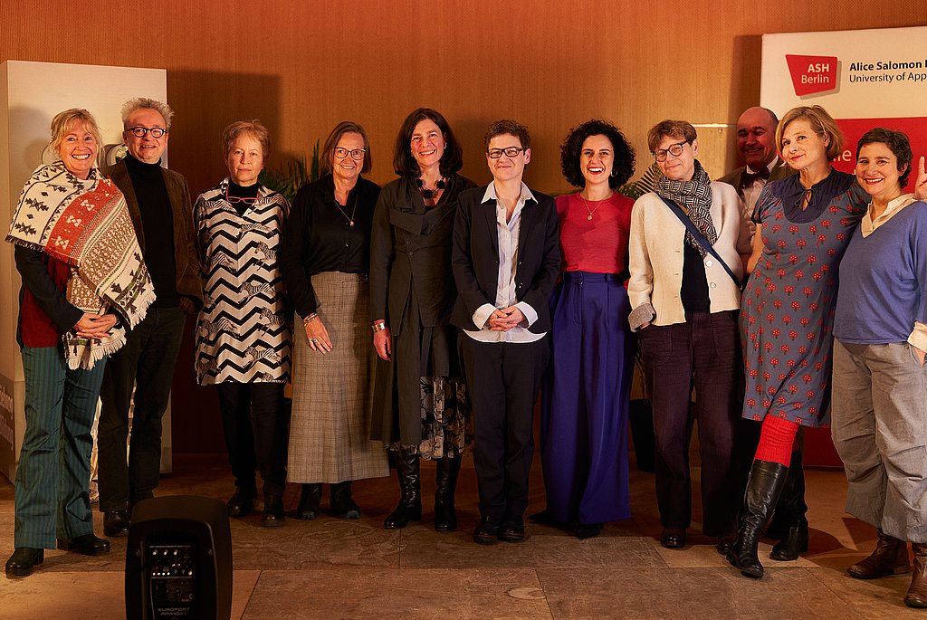 Preisträgerin, Hochschulleitung, Jury, Laudatorin und Künstlerinnen, sowie Staatssekretärin Naghipour 
