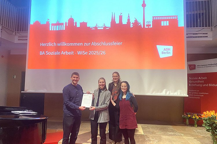 Das Foto zeigt Dr. Yannick Liedholz bei der Ehrung von drei Studierenden.
