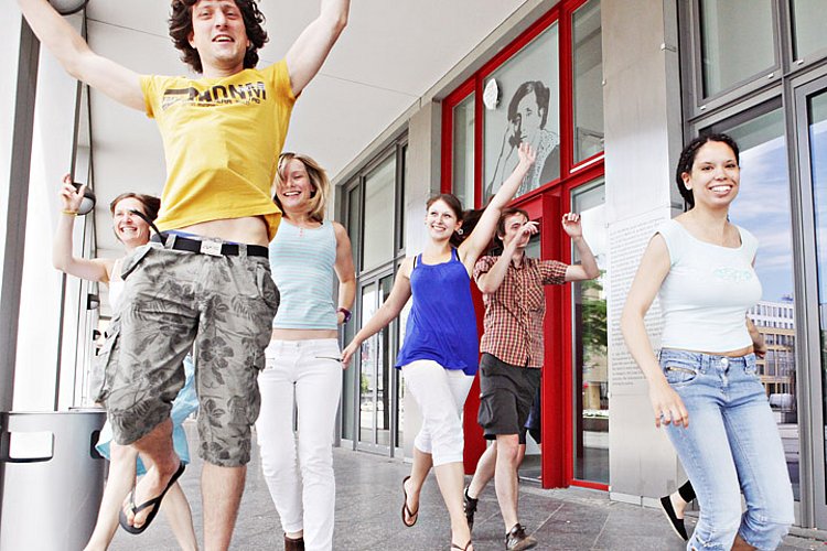 Studierenden rennen aus dem Haupteingang der ASH Berlin