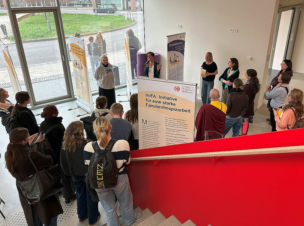 Gäste der Wanderausstellung „Familienhospizarbeit“ an der ASH Berlin