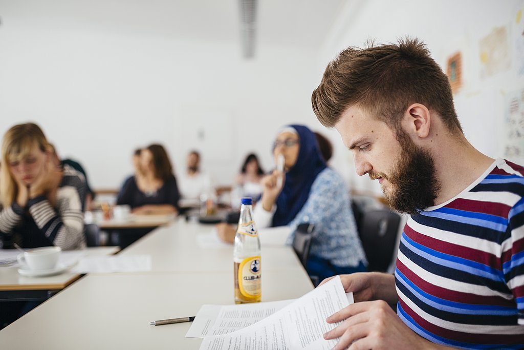 Studierende mit Arbeitsblatt
