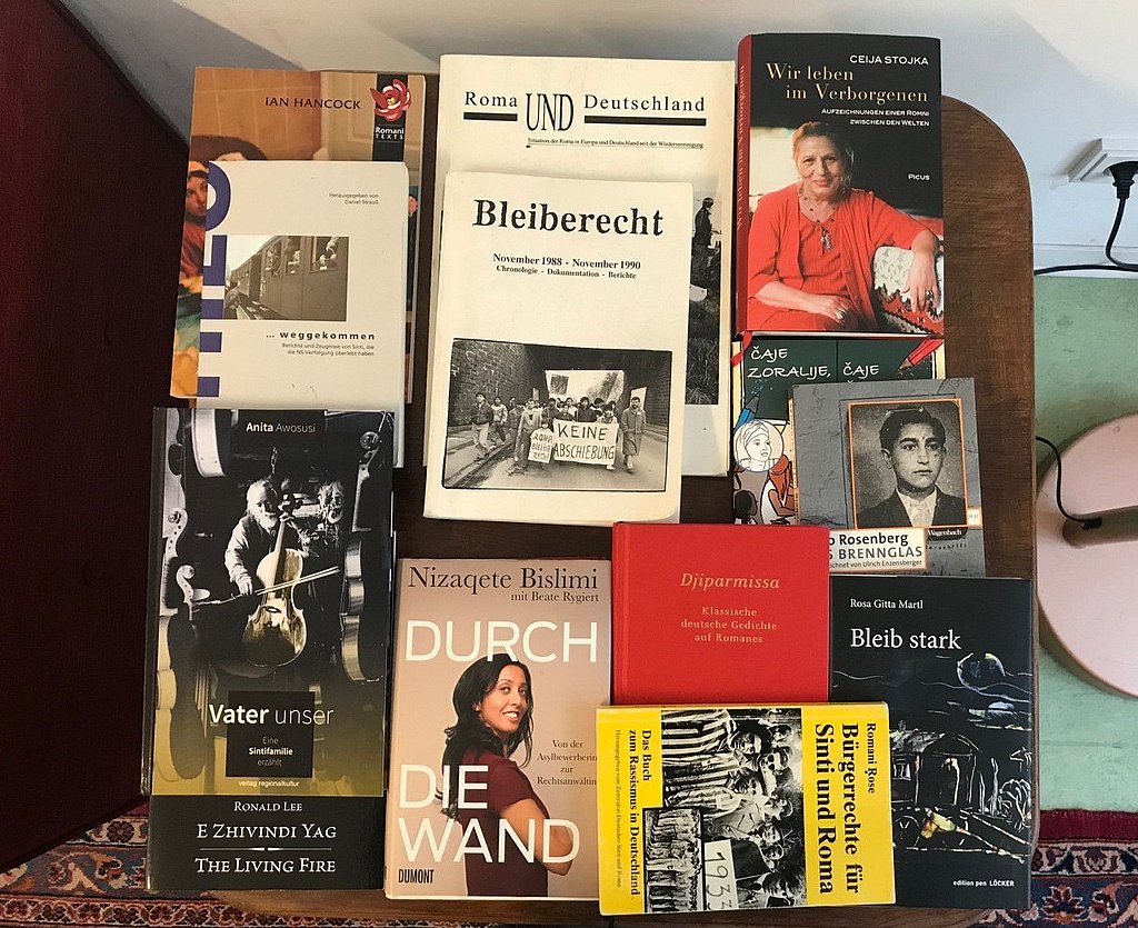 Mehrere Buchcover mit studienrelevanter Literatur 