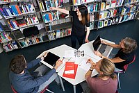 Menschen in der Bibliothek