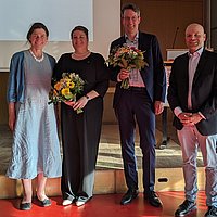 Gruppenfoto von den beiden Honorarprofessor_innen mit Rektorin Bettina Völter und Dekan Uwe Bettig im Audimax der ASH Berlin