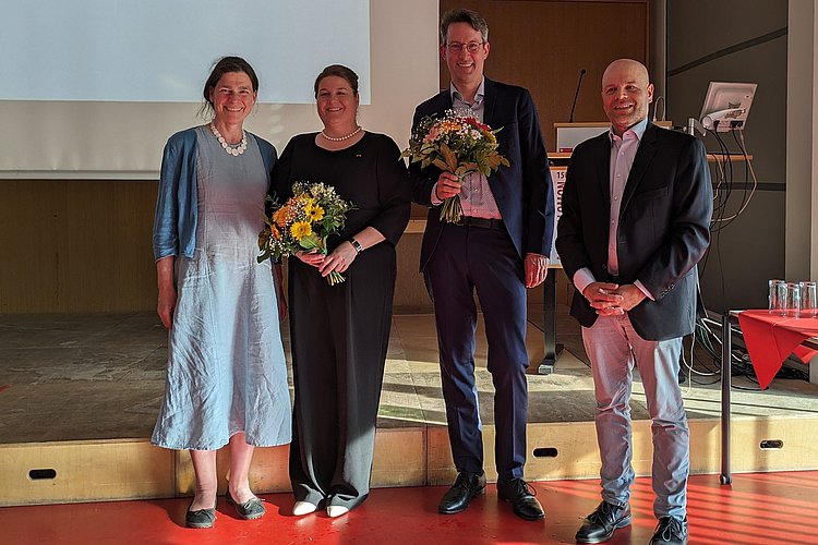 Gruppenfoto von den beiden Honorarprofessor_innen mit Rektorin Bettina Völter und Dekan Uwe Bettig im Audimax der ASH Berlin