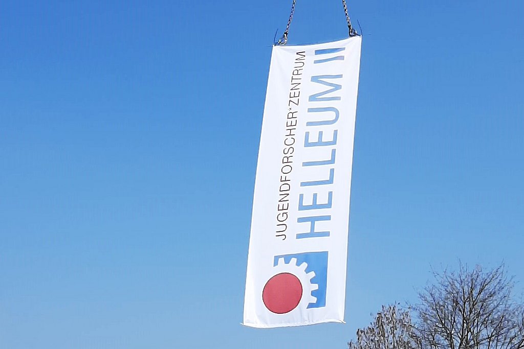 Die Flagge des Helleum 2 schwebt über der Baugrube