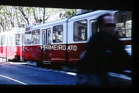 Bild der Leinwand mit laufendem Film - man sieht eine Straßenbahn und den Schriftzug "Primeiro Ato"