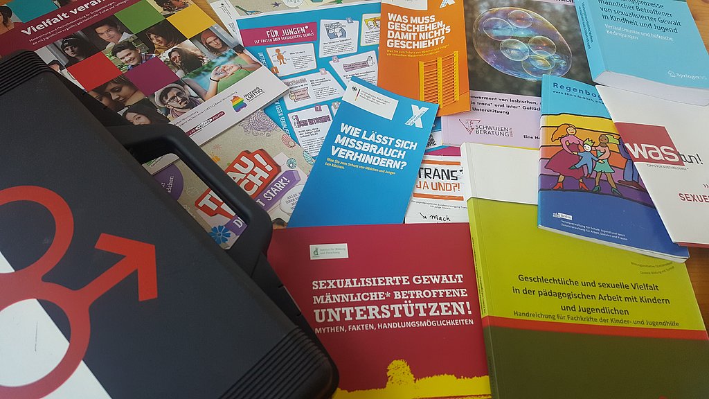 Auf diesem Bild sind verschiedene bunte Buchtitel zum Thema zu sehen.