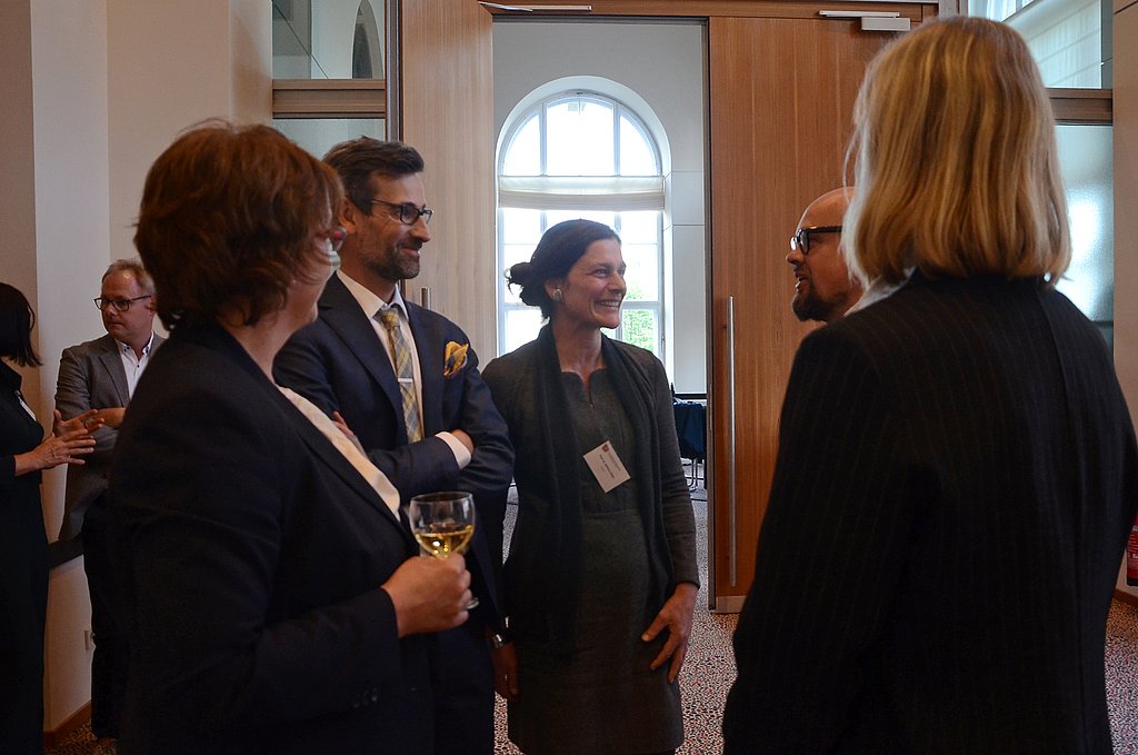 Rektorin Bettina Völter im Gespräch beim parlamentarischen Abend