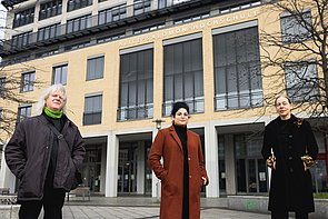 Komponist Udo Agnesens und Schauspielerinnen Cennet Alkan und Signe Ibbeken vor der Alice Salomon Hochschule
