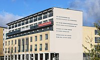 Fotomontage: Das Gedicht von Barbara Köhler nach der Fassadensanierung an der ASH Berlin