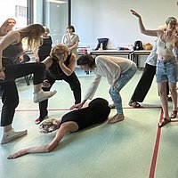 [Translate to Englisch:] Das Bild zeigt einen Teil der Theatergruppe während einer Performance.
