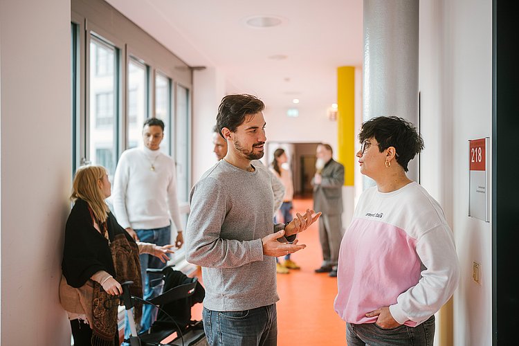 Studierende unterhalten sich in einem Flur der Hochschule