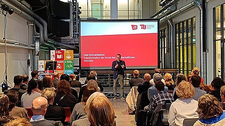 Uwe Schneidewind beim Vortrag zur „Transformation als Kunst gesellschaftlichen Wandels"