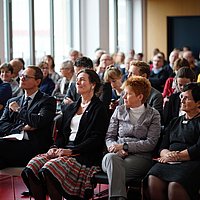 Blick ins Publikum im Audimax - in der ersten Reihe unter anderem Berlins Regierender Bürgermeister Michael Müller, Rektorin Bettina Völter, Petra Pau und Dagmar Pohle