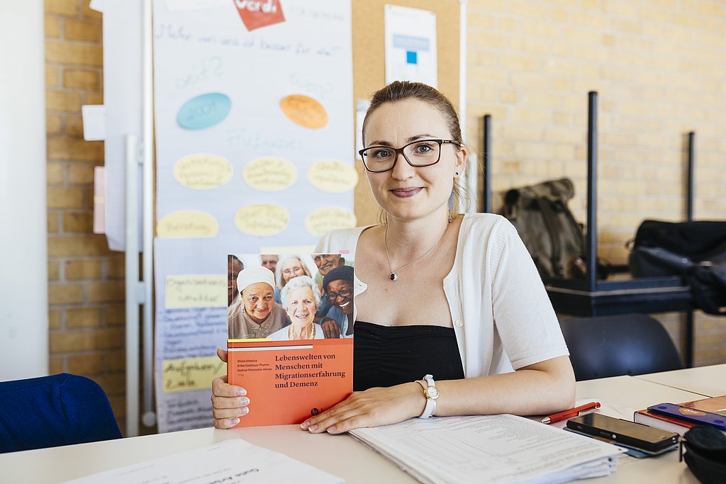 Studentin im Studiengang Management und Versorgung im Gesundheitswesen