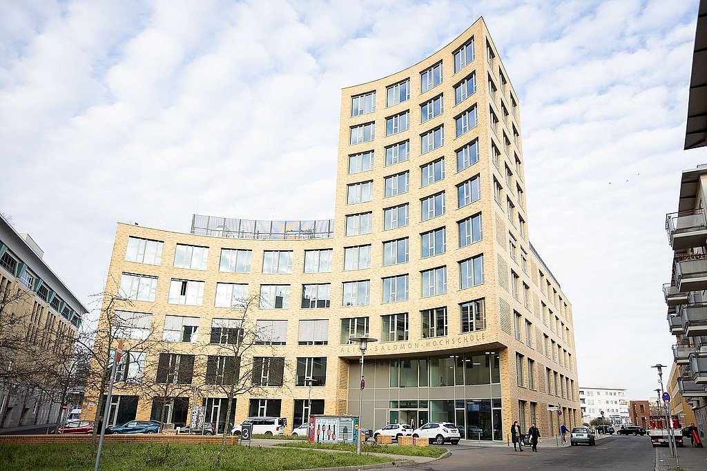 Foto von der Fassade des Neubaugebäudes der ASH Berlin