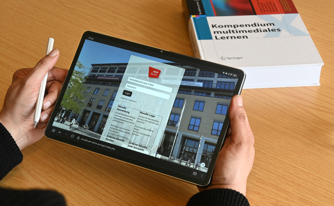 Person hält ein Tablet mit der Startseite des ASH-Moodles in den Händen