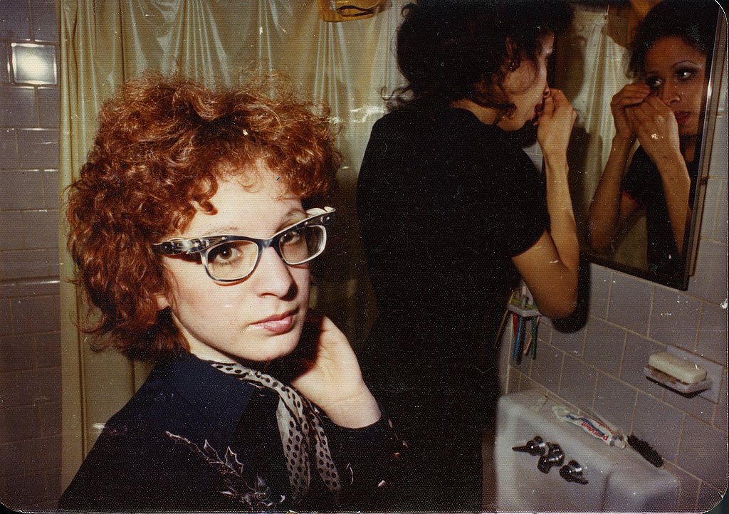 Ein Foto von Nan Goldin im Badezimmer ihrer WG