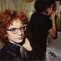 Ein Foto von Nan Goldin im Badezimmer ihrer WG