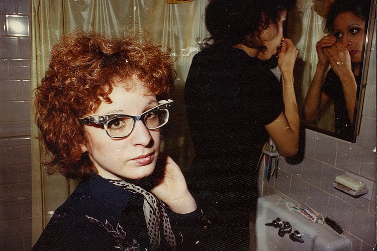 Ein Foto von Nan Goldin im Badezimmer ihrer WG