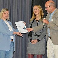 Nadine Morkisch von der ASH Berlin erhält die Urkunde für den dritten Platz im „Teacher of the Year“-Wettbewerb 2025. 