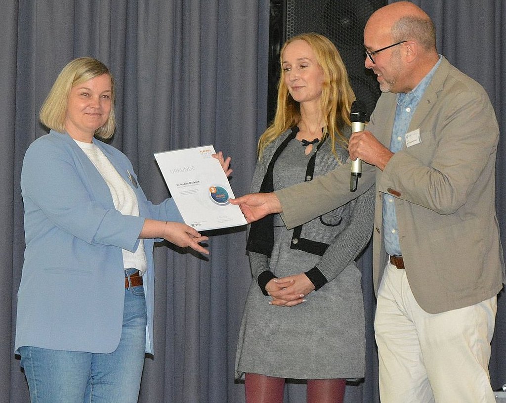 Nadine Morkisch von der ASH Berlin erhält die Urkunde für den dritten Platz im „Teacher of the Year“-Wettbewerb 2025. 