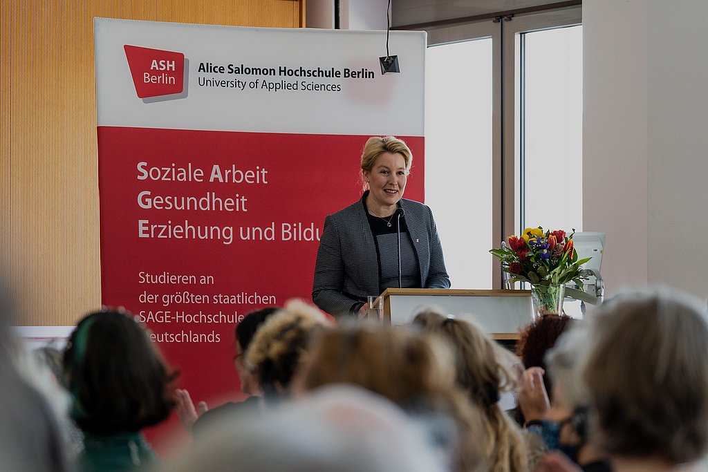 Franziska Giffey steht hinter dem Rednerpult im Audimax der ASH Berlin