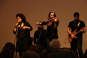 Band Gülina spielt einen Song auf der Bühne