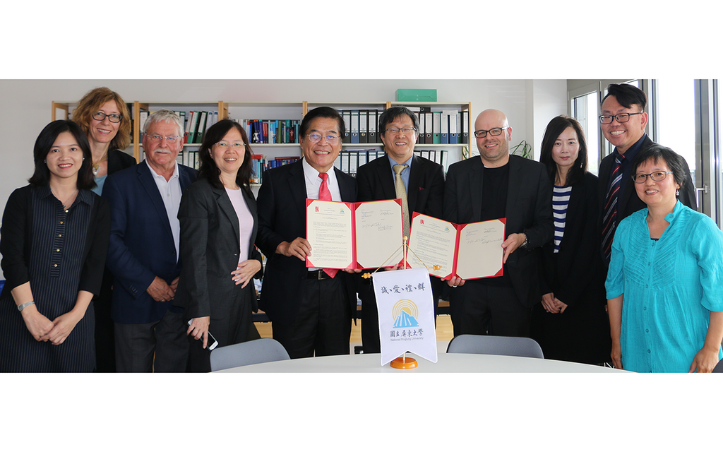 Angehörige der ASH Berlin und der National Pingtung University, Taiwan, sowie der Botschafter Taiwans halten die unterzeichneten Kooperationsverträge in die Kamera.
