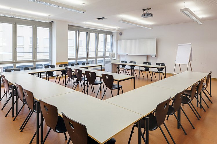 Ein Seminarraum der ASH Berlin mit Schreibtischen und Stühlen.