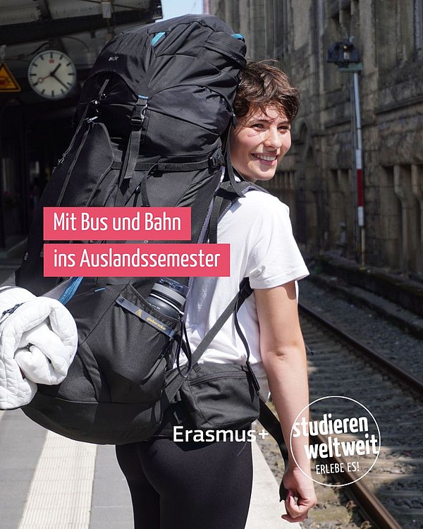 Studentin mit Rucksack am Bahnsteig