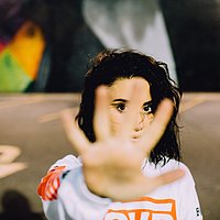 Frau, die mit Hand "Stop" signalisiert