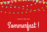 Illustration mit bunten Wimpelketten vor rotem Hintergrund und dem Text "Kommt alle zum Sommerfest!"