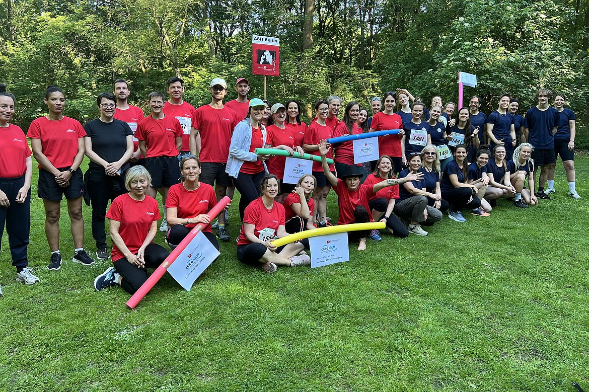 alice läuft 2024 Das bild zeigt die Staffelteams der ASH Berlin und der EHB