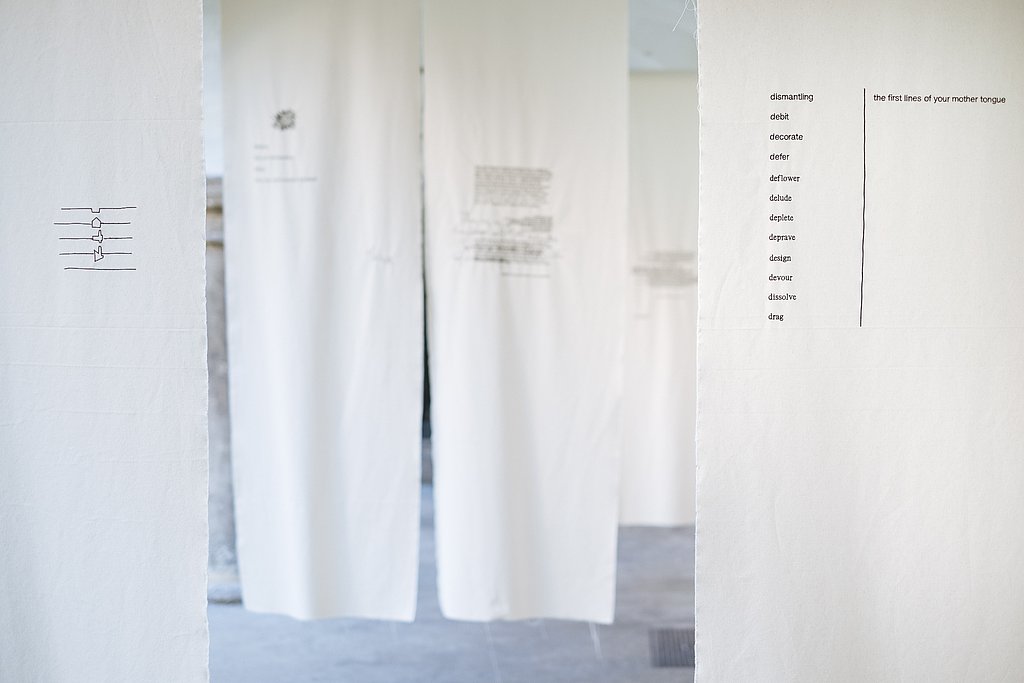 Eine Installation von Christoph Szalay anlässlich des Festivals Steirischer Herbst. Die Installation besteht aus hängenden weißen Baumwoll-Laken, die mit Poesie bedruckt sind.