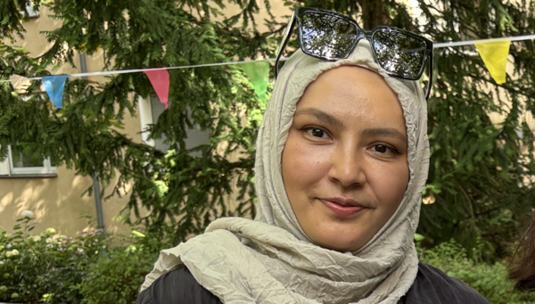 ASH-Alumna Arife Arslan in einem Garten Foto: privat