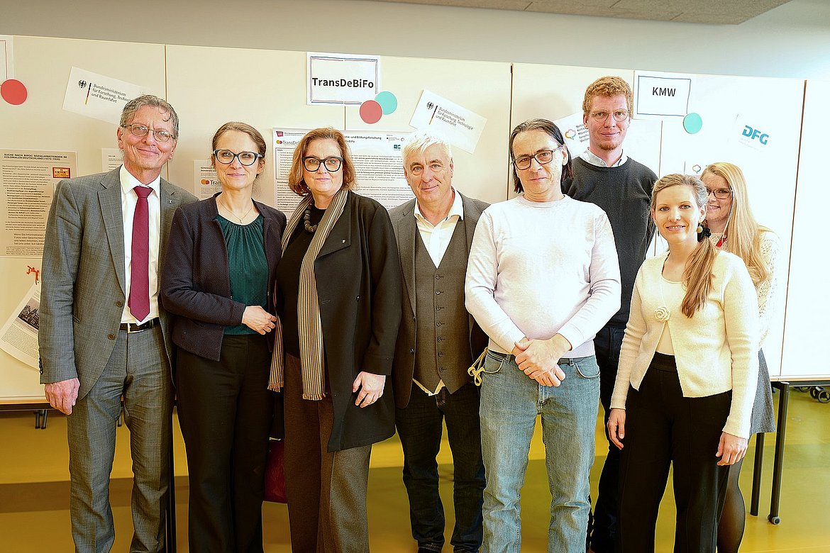 Projektteam mit Politikern